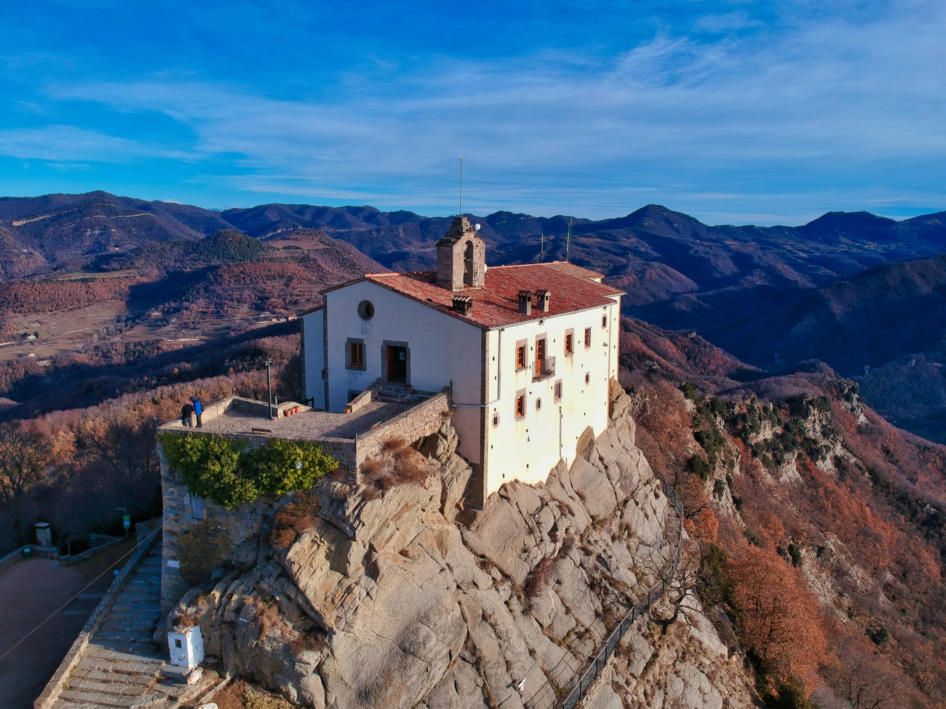 Wallfahrtskirche thront inmitten einer steinigen Berglandschaft                                                                                            
