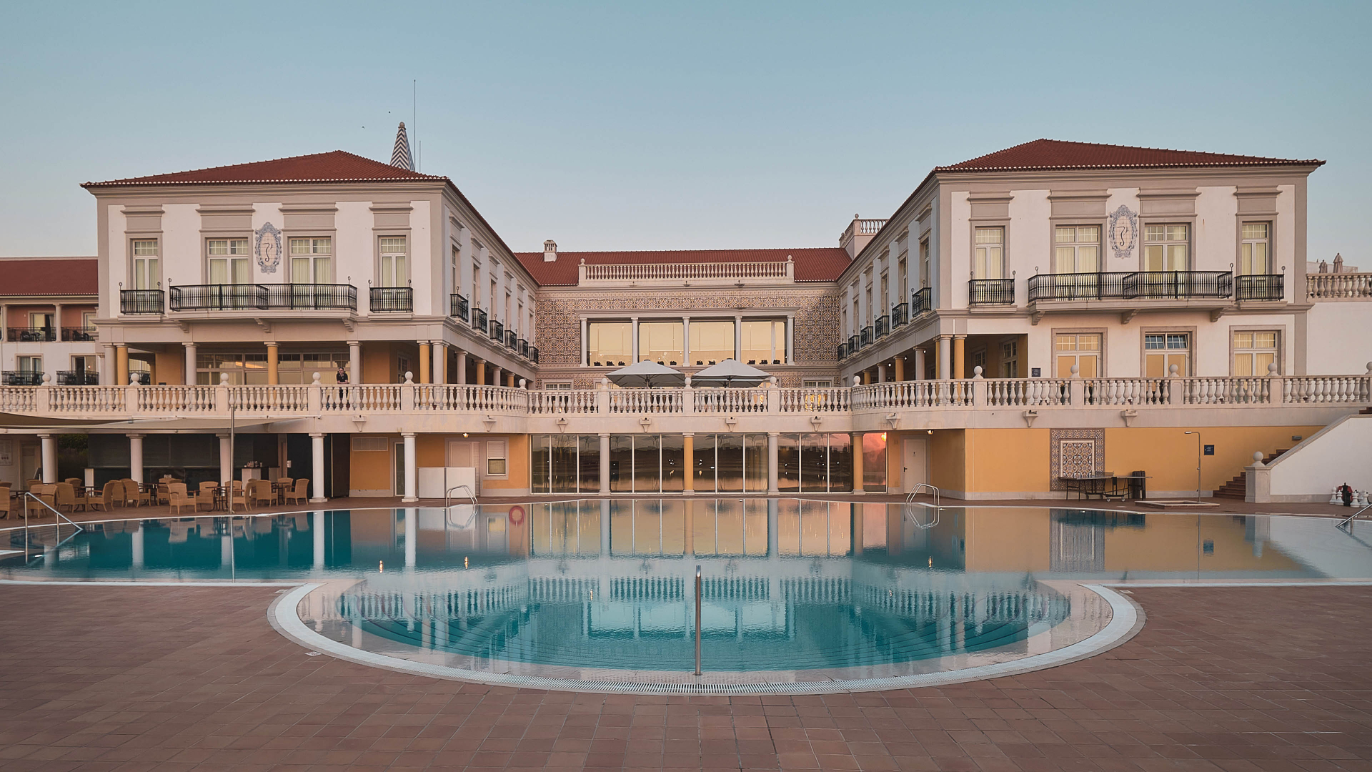 Elegante Hotelanlage mit großzügigem Poolbereich im Vordergrund                                 - © GOLF GLOBE Travel | Praia d´El Rey Hotel                                                            